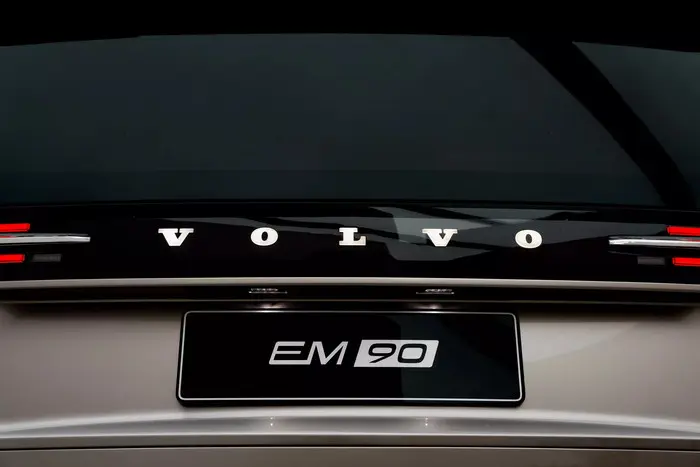 2025 Volvo EM90