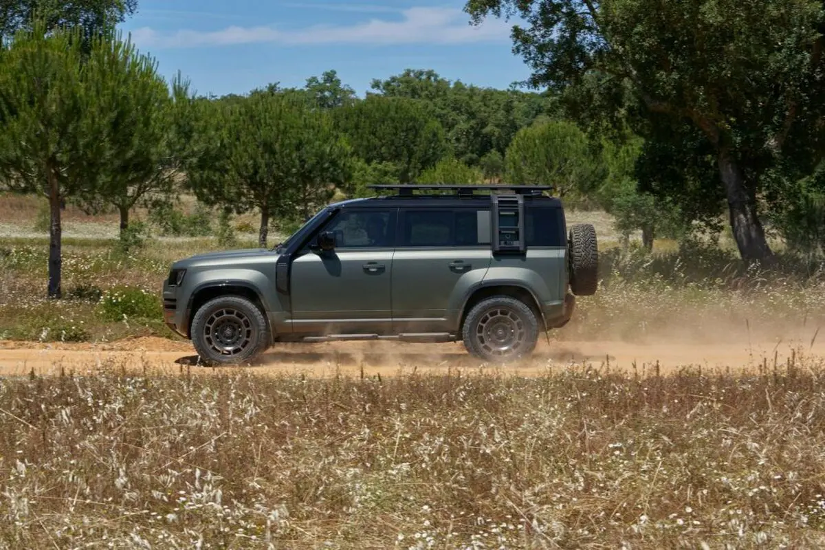 Land-Rover-Defender-OCTA