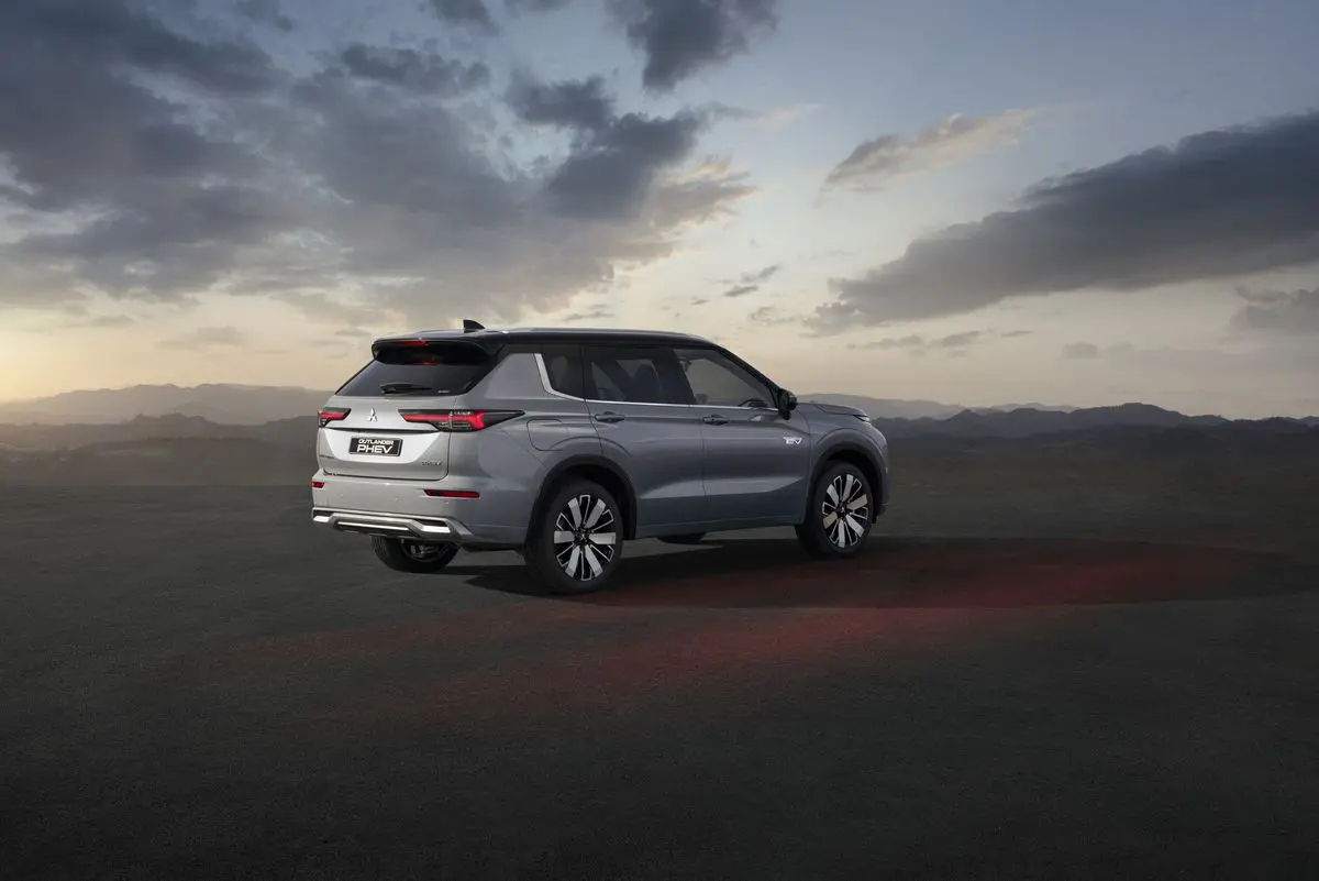 mitsubishi-outlander_phev-2024