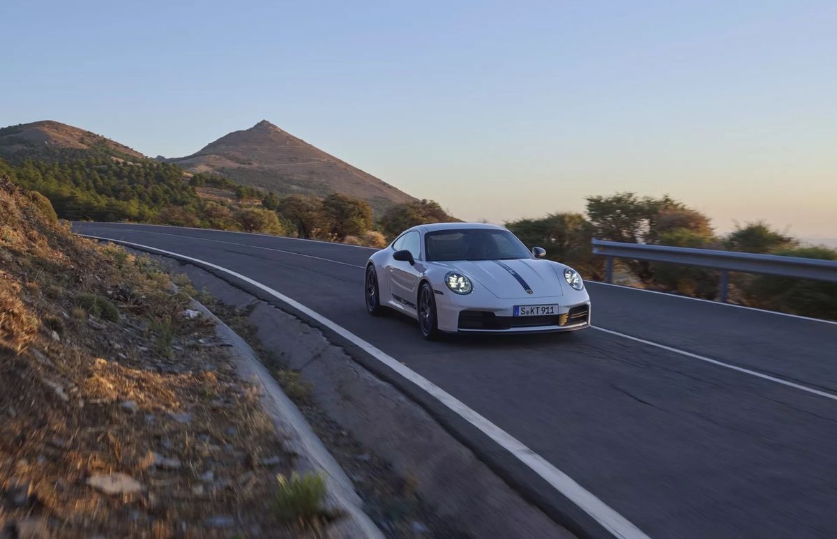 2025-Porsche-911-Carrera-T-Coupe