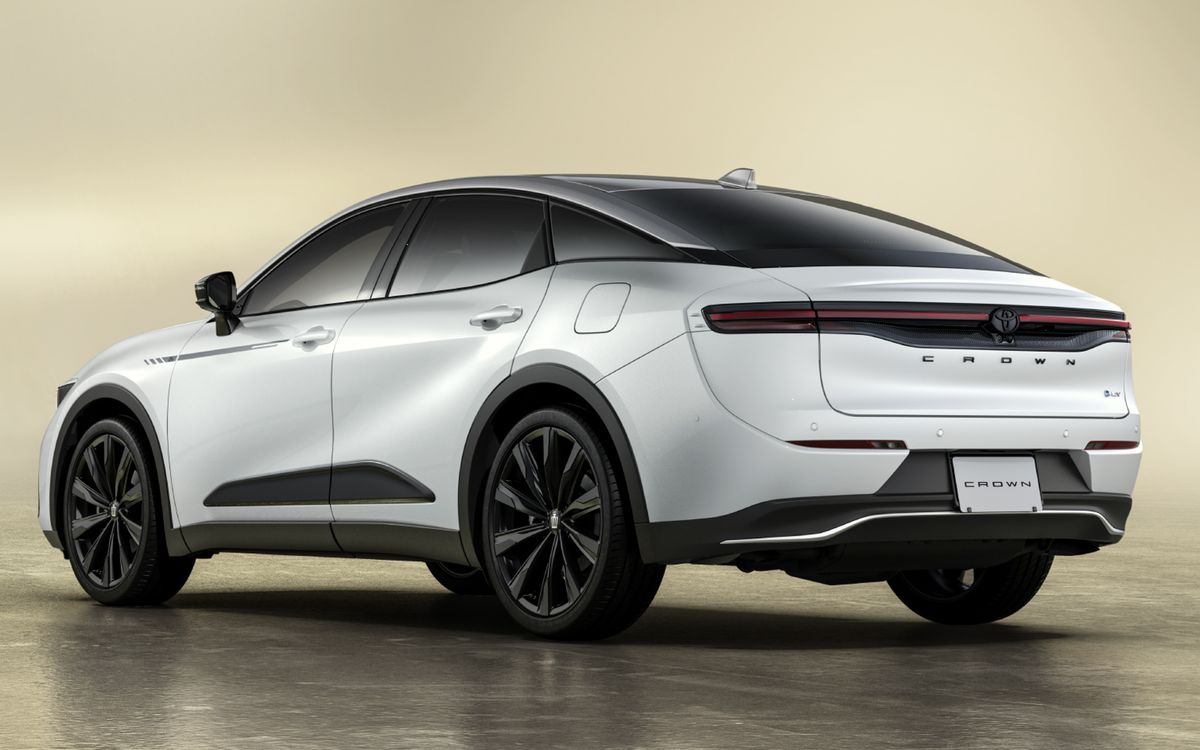 CROWN THE 70th
CROSSOVER RS “THE 70th” （ベース車両はCROSSOVER RS）。ボディカラーの特別設定色プレシャスメタル〈1L5〉×プレシャスホワイトパール〈090〉