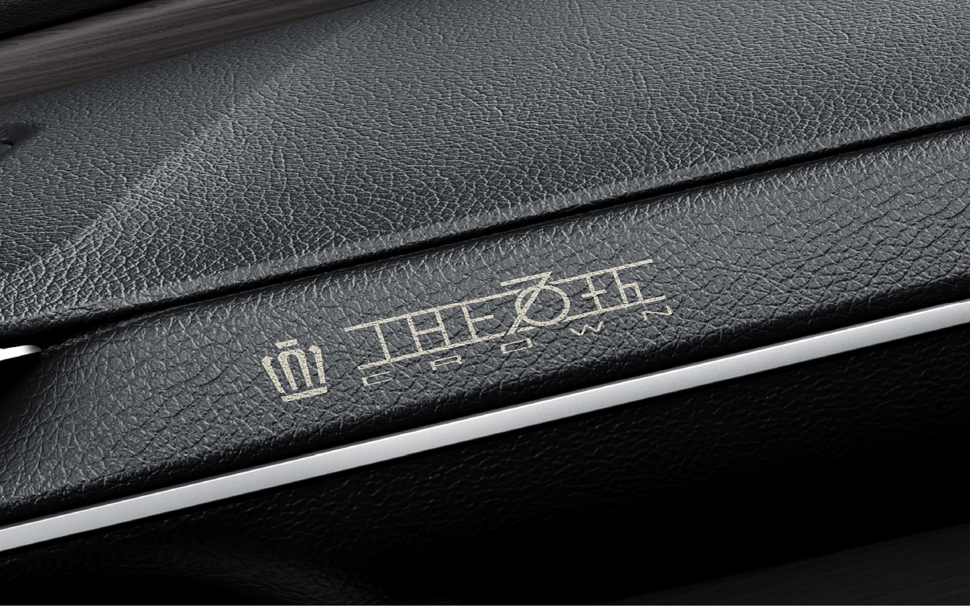 CROWN Z THE 70th　「THE 70th」のロゴが刻まれたインストルメントパネル