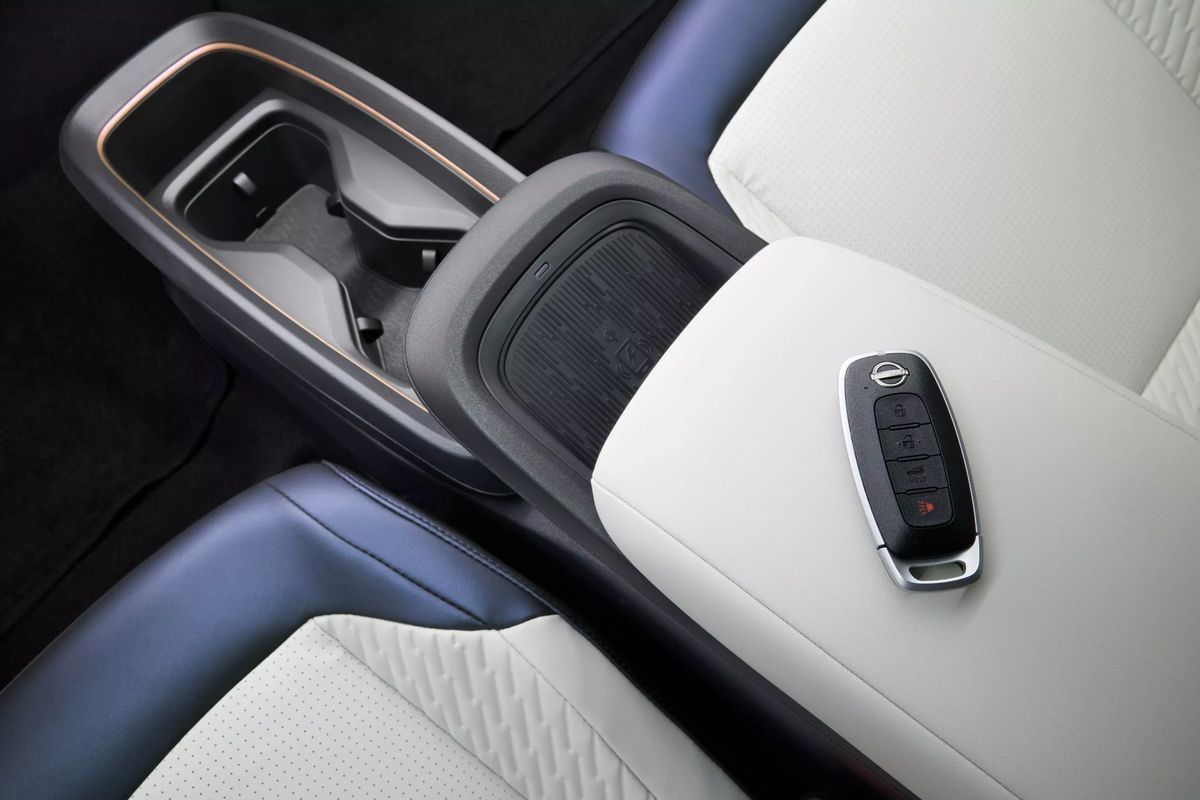 日産 リーフ  置くだけ充電（非接触型充電）ドリンクフォルダ