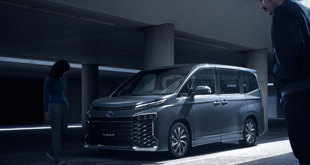 新型ヴォクシー (S-Z/HYBRID)