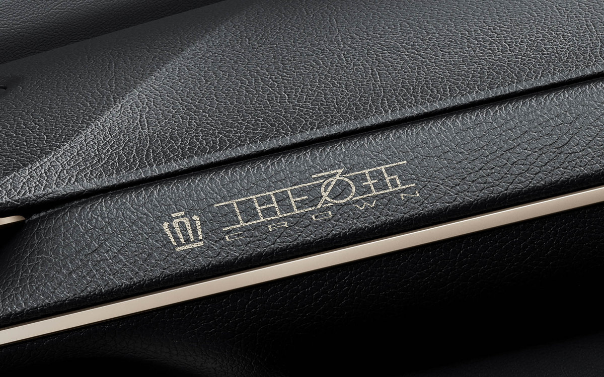 専用レーザー加飾（THE 70thロゴ入り/インストルメントパネル）