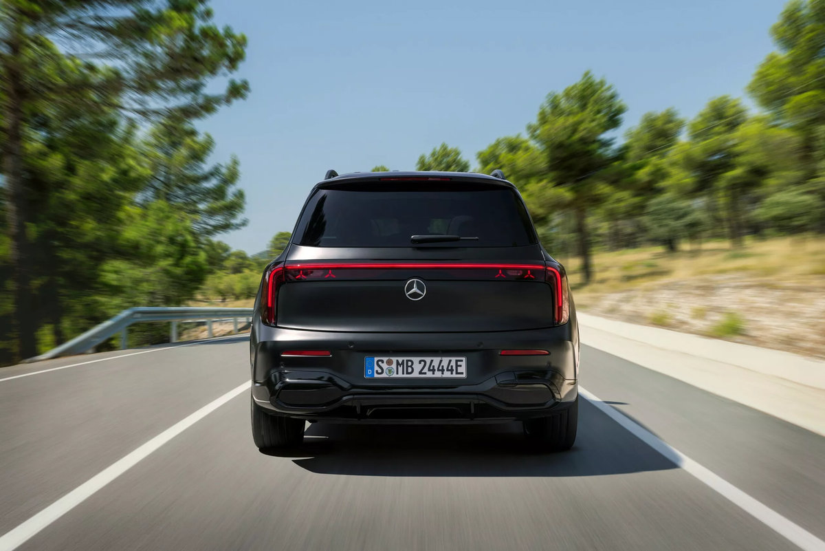 2026-Mercedes-Benz-GLB-EQ