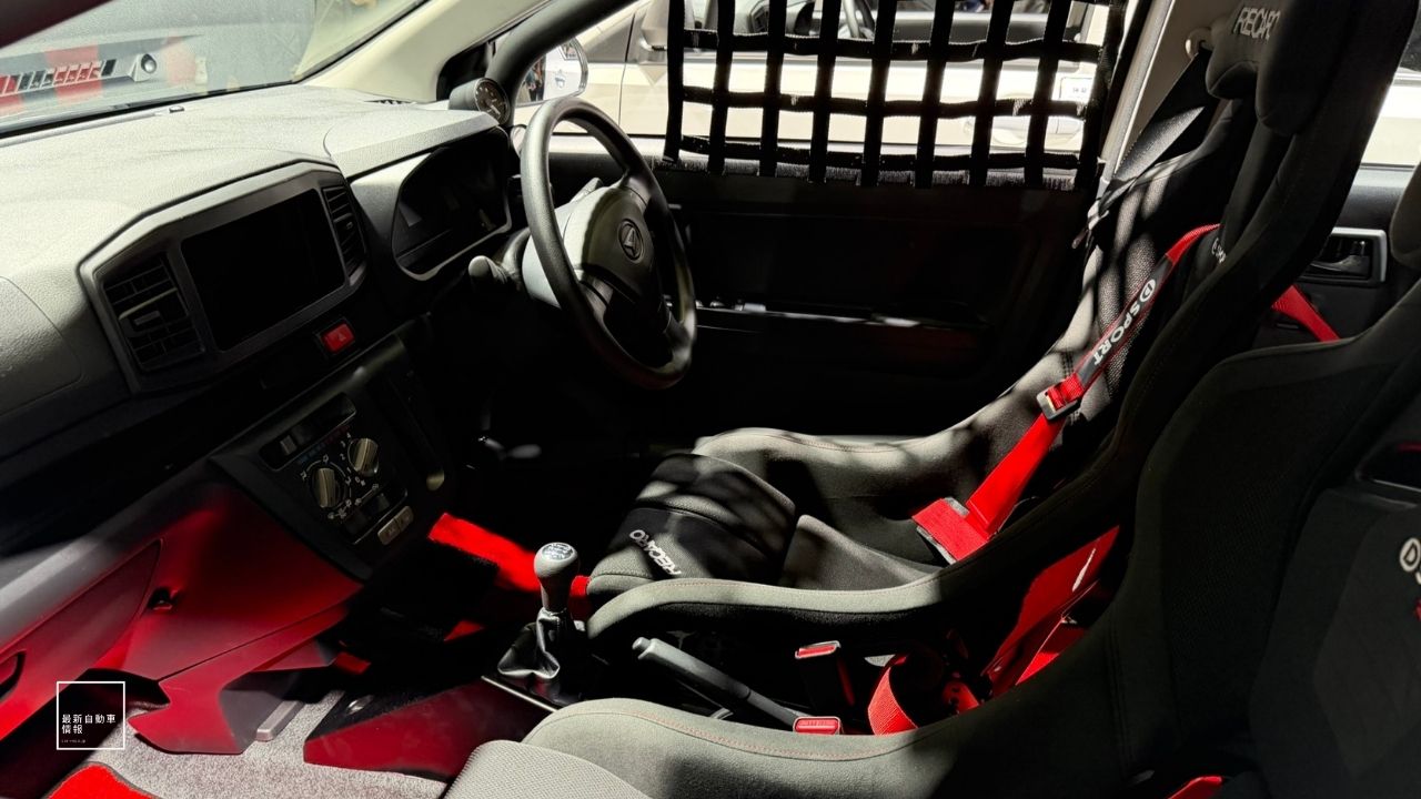 Daihatsu Mira e-s Turbo dengan transmisi manual 5 percepatan, disetel oleh D-Sports Racing