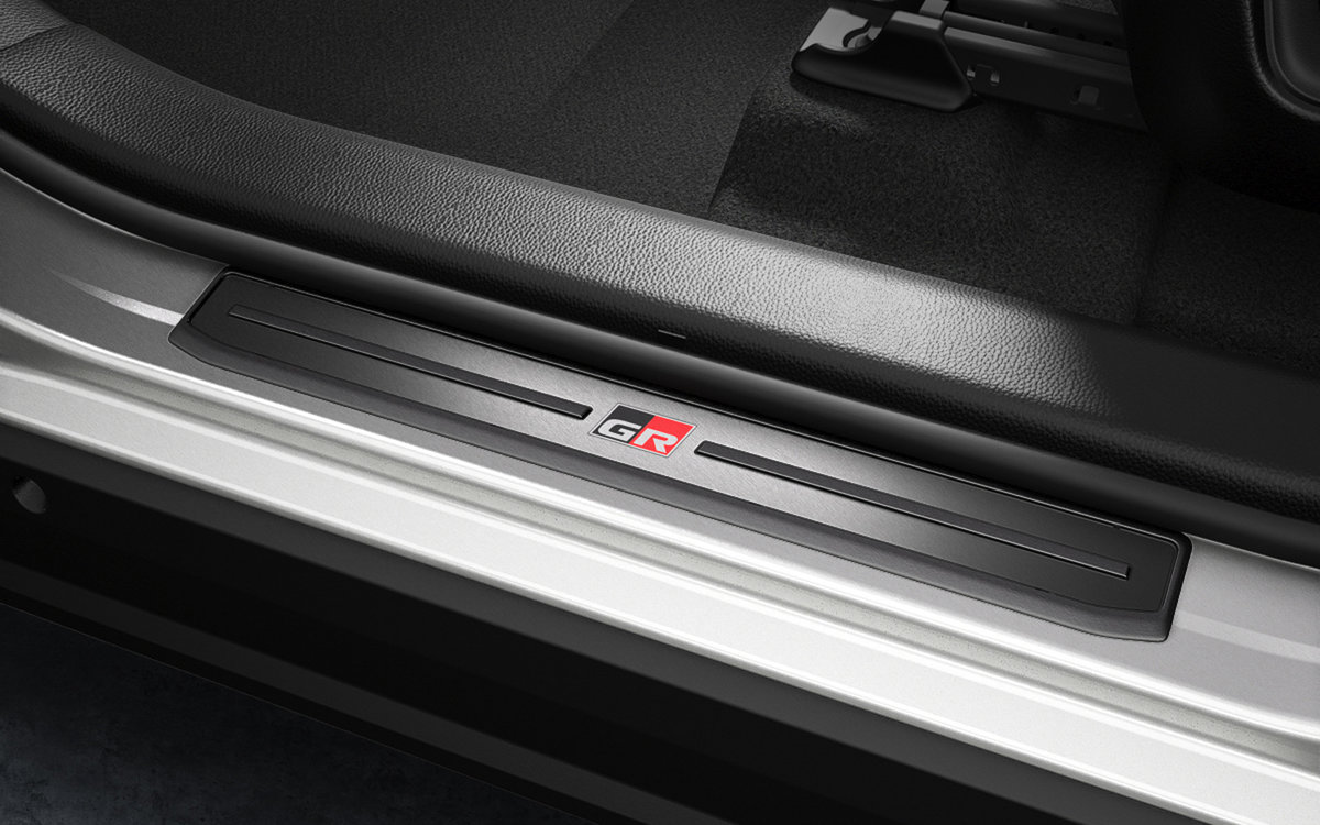 GR SPORT 専用フロントドアスカッフプレート(GRロゴ付き)