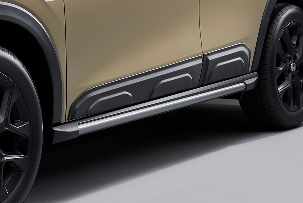 特別仕様車「CROSS TOURING」専用アイテム「ボディーサイドモール」