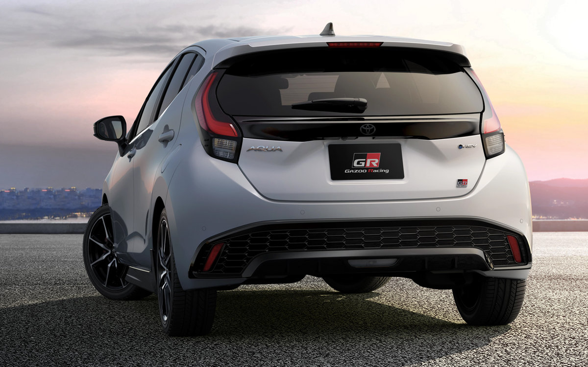 アクア GR SPORT(プラチナホワイトパールマイカ、オプション装着車)