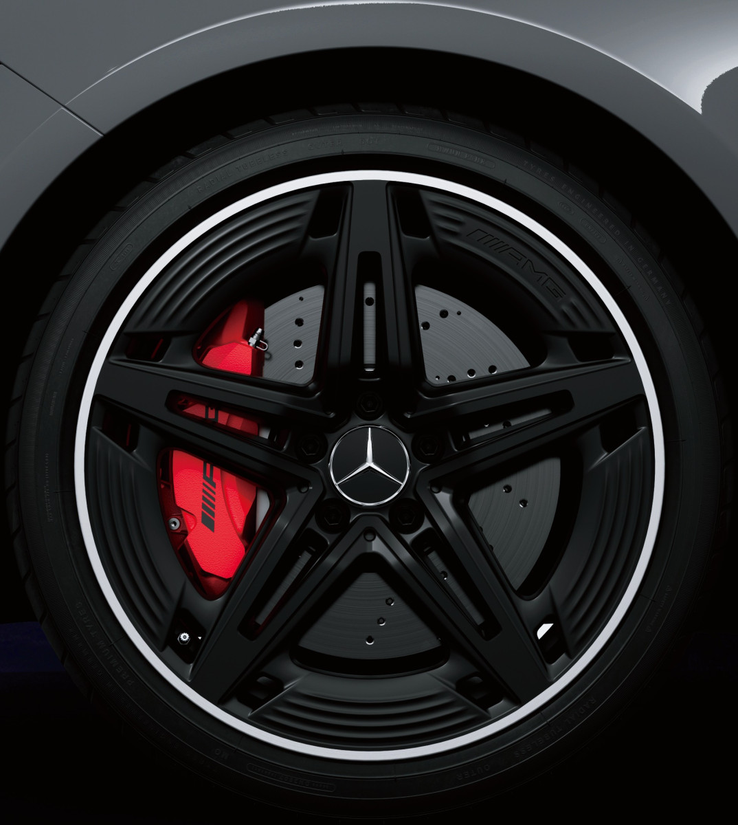 メルセデスAMG 新型 A 35 4MATIC ファイナルエディションの19インチAMGアルミホイールとレッドブレーキ・キャリパー