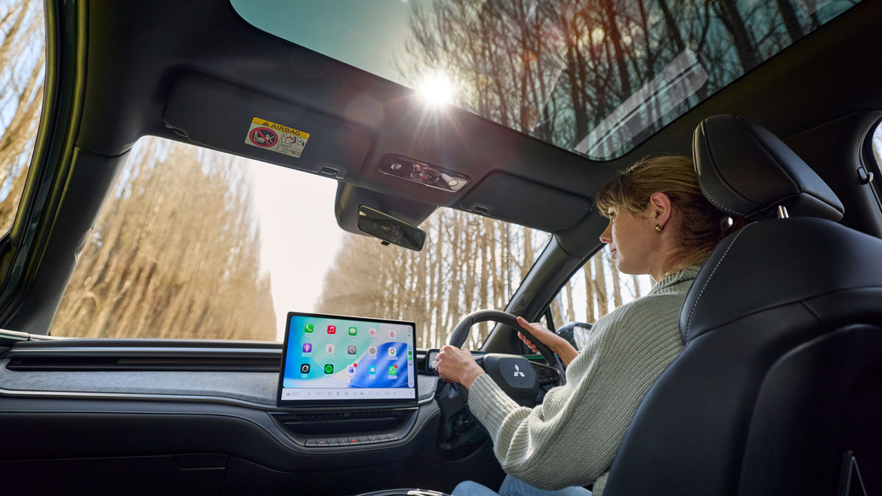 三菱 新型 ASX VR-eのコックピットとパノラマガラスルーフ