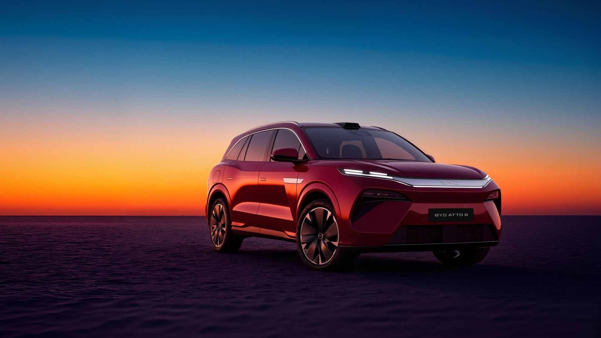 BYD 新型 ATTO 8の外観(夕景のフロント)