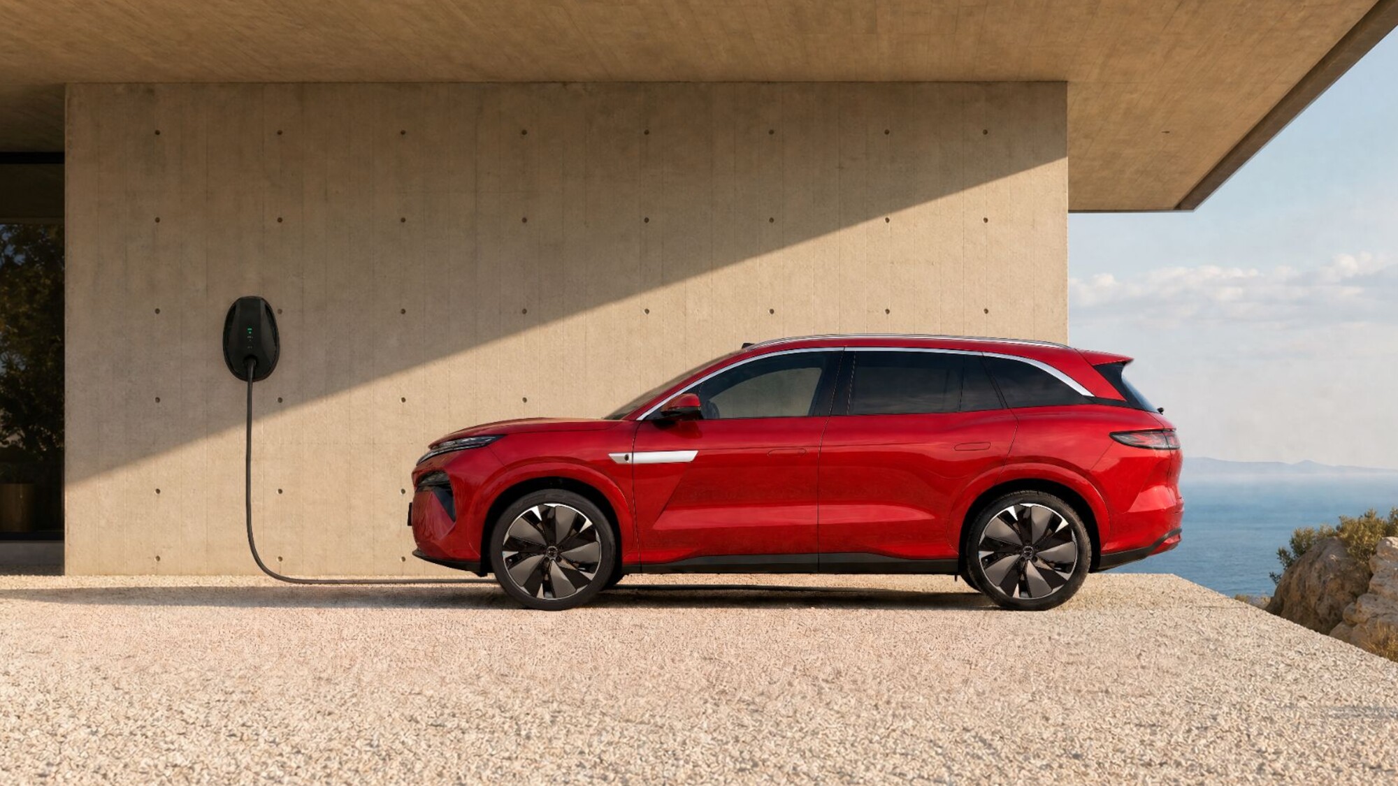 BYD 新型 ATTO 8の外観(充電中のサイドビュー)