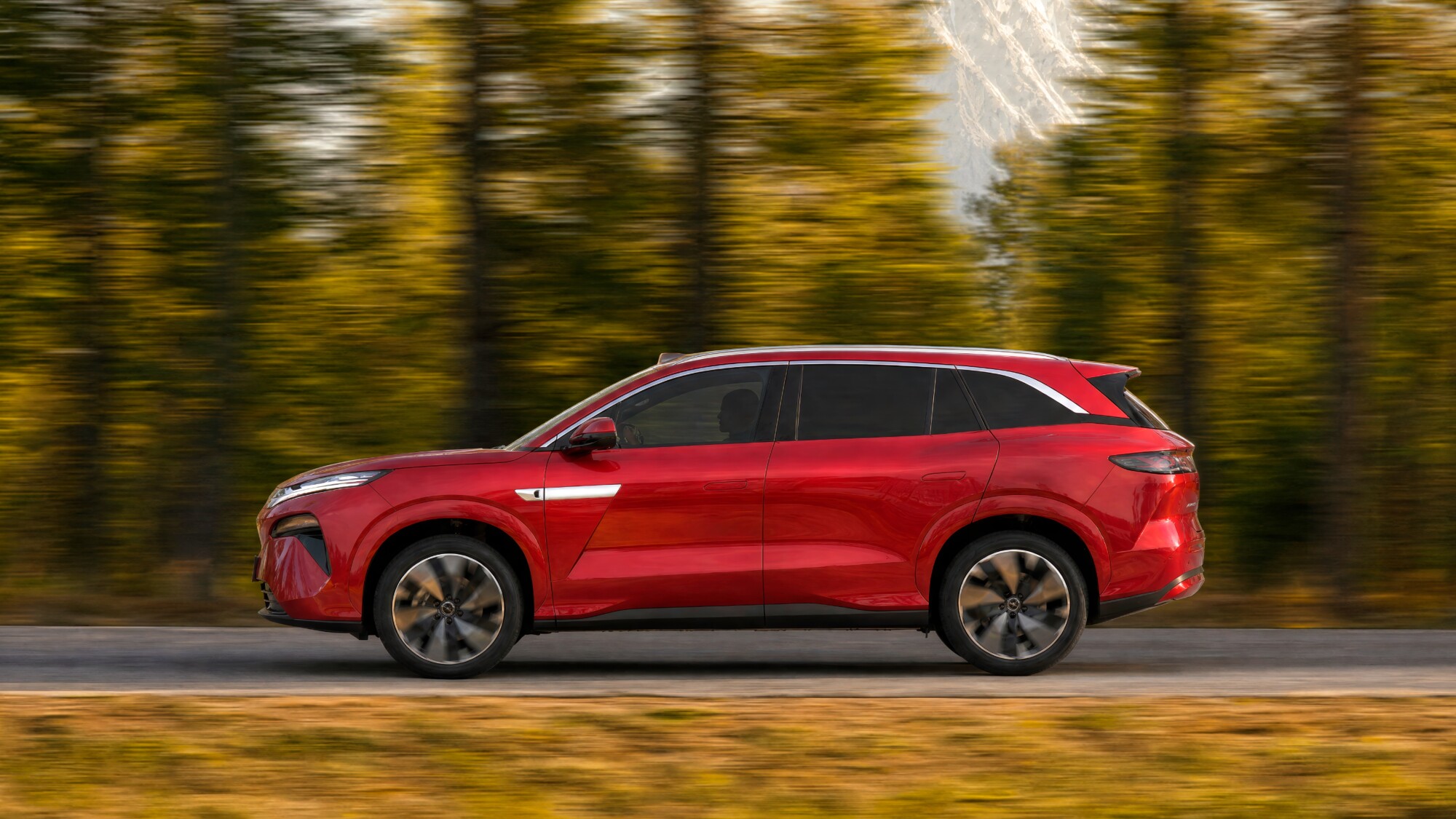 BYD 新型 ATTO 8の走行シーン(サイドビュー)