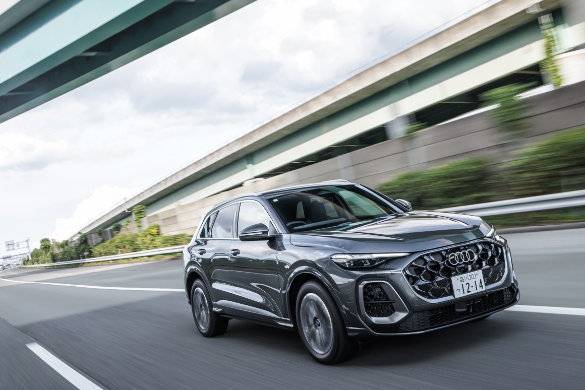 アウディ 新型 Q5 スポーツバック 前輪駆動モデルの走行シーン