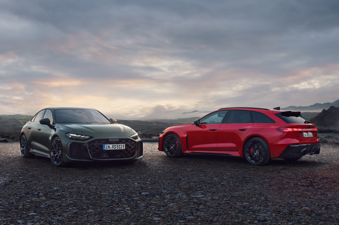 アウディ 新型RS 5（左）とRS 5 アバント（右）の2台並び