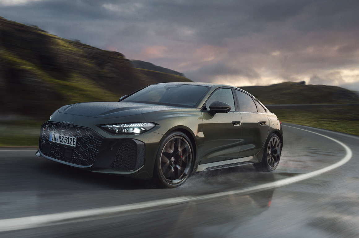 アウディ 新型RS 5（セダン）の走行シーン