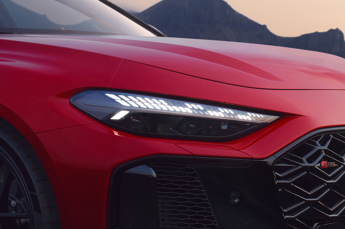 アウディ 新型RS 5 アバントのマトリクスLEDヘッドライト