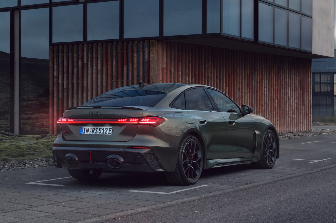 アウディ 新型RS 5（セダン）のリア斜め
