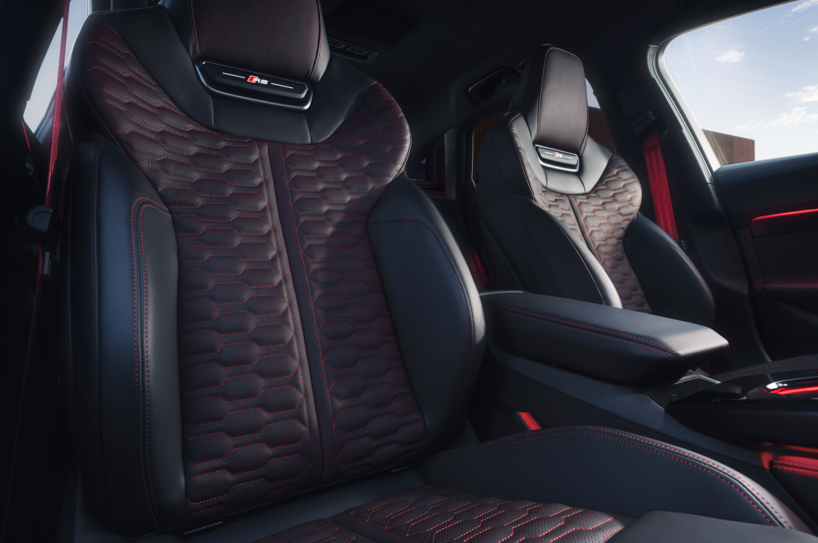 アウディ 新型RS 5のSスポーツシート（ハニカムキルティング）