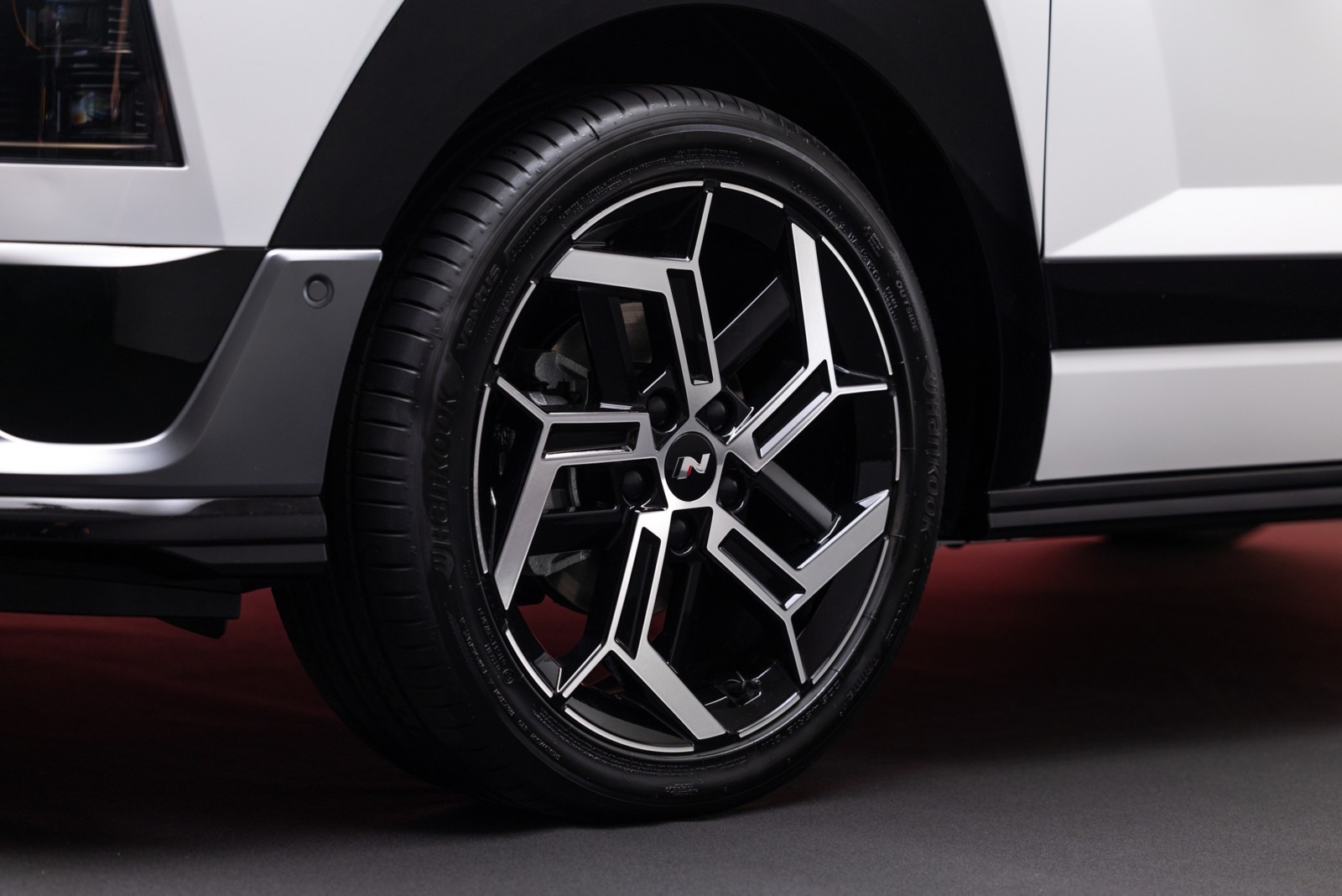 ヒョンデ 新型 バイヨン Nラインの18インチホイール