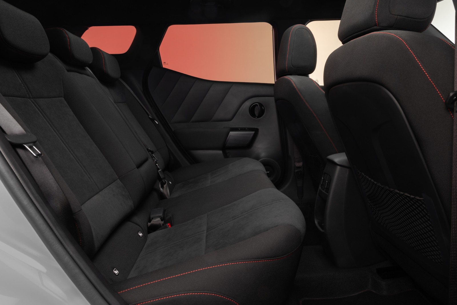 ヒョンデ 新型 バイヨン Nラインの後席