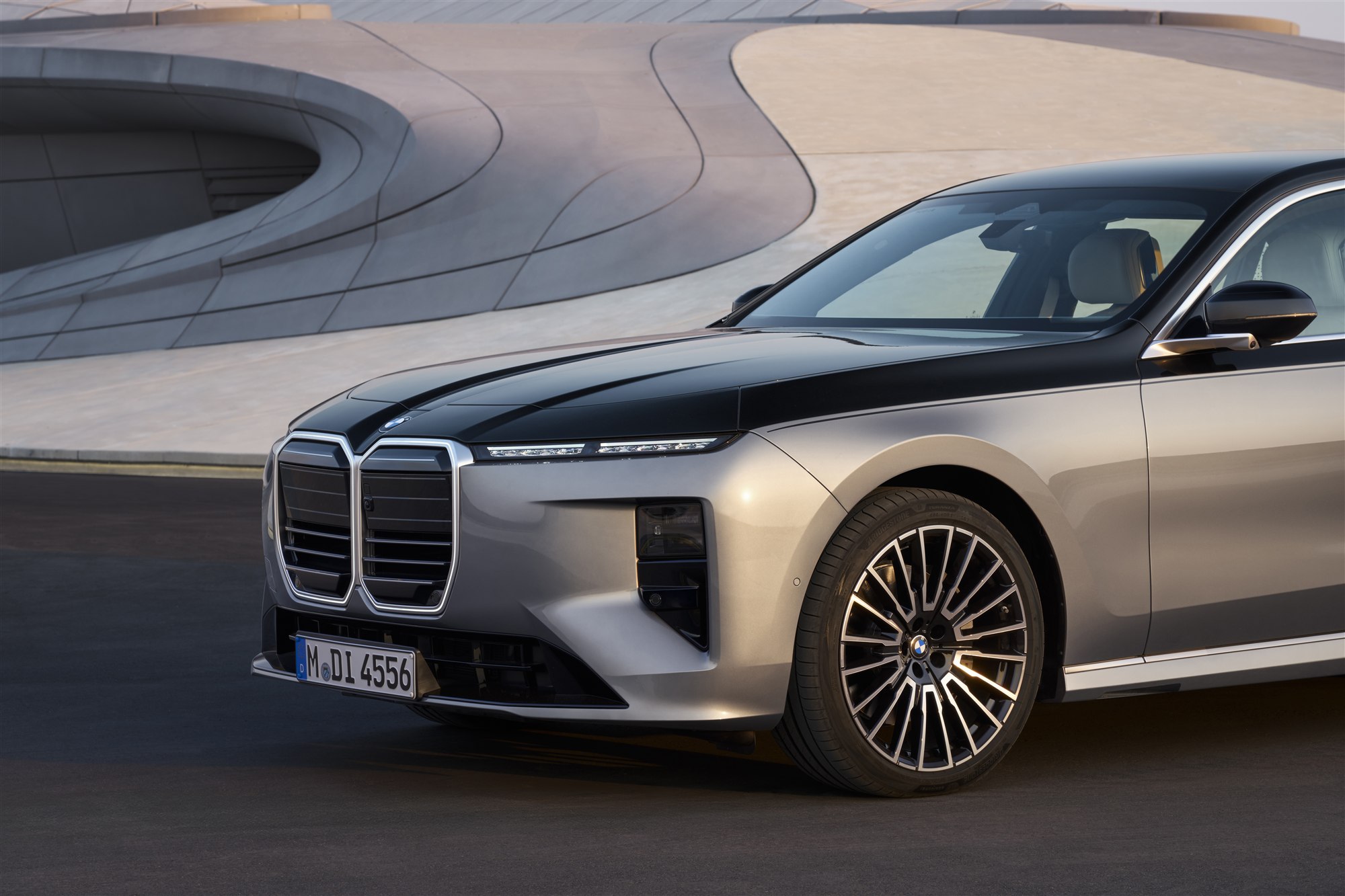 BMW 新型 7シリーズのフロントまわり(光るキドニーグリル)