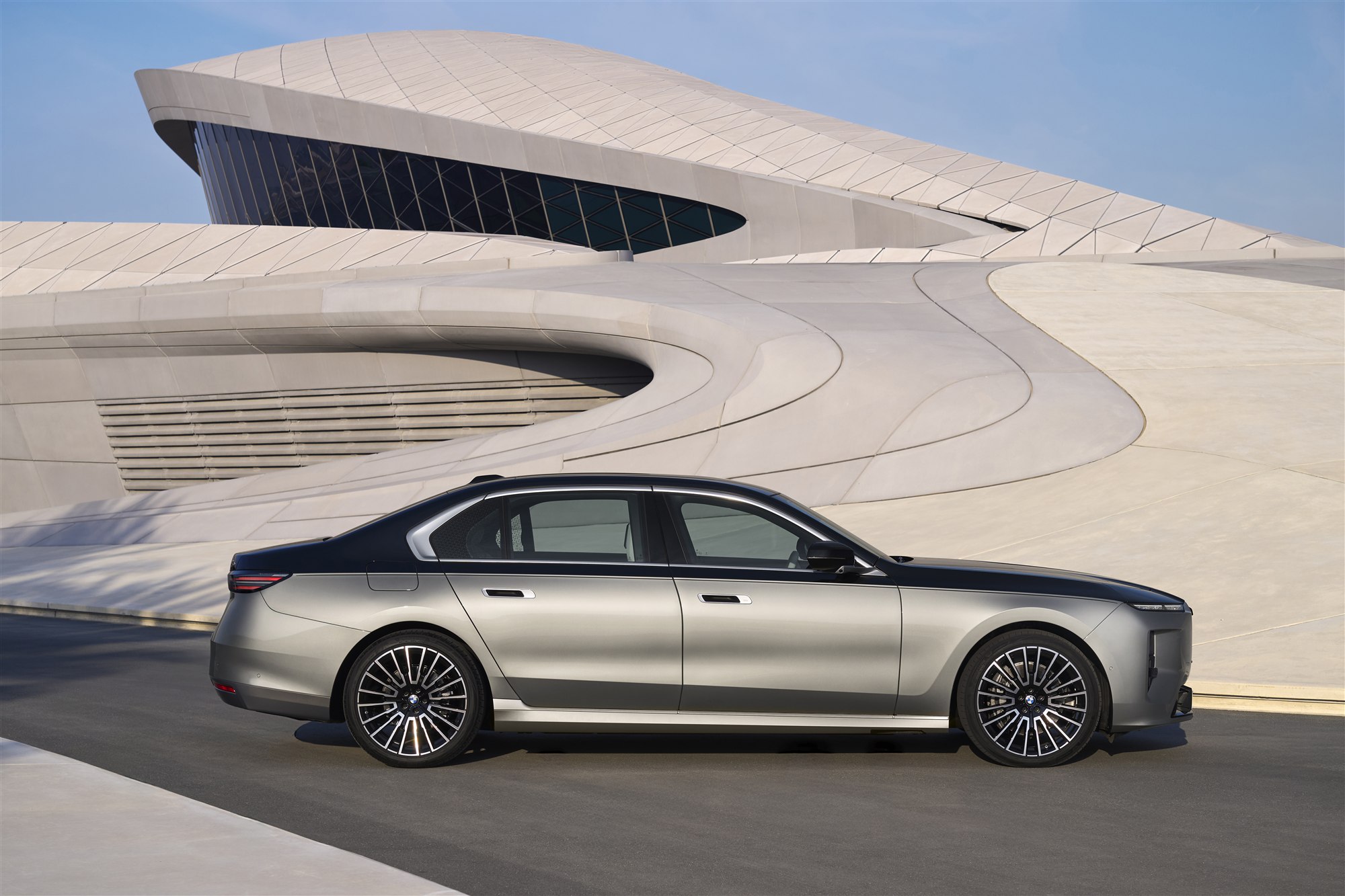 BMW 新型 7シリーズの外観(サイドビュー・2トーンペイント)