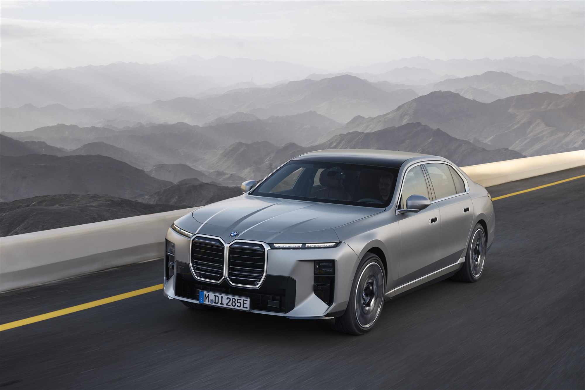 BMW 新型 i7 60 xDriveの走行シーン