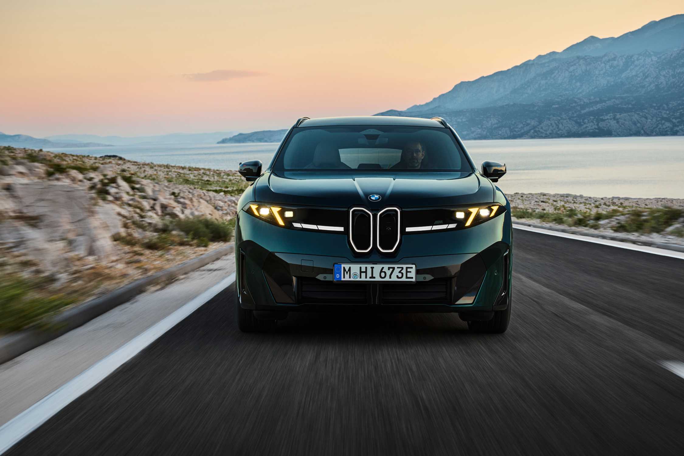 BMW 新型 iX3 M60 xDriveのフロント正面(走行シーン)