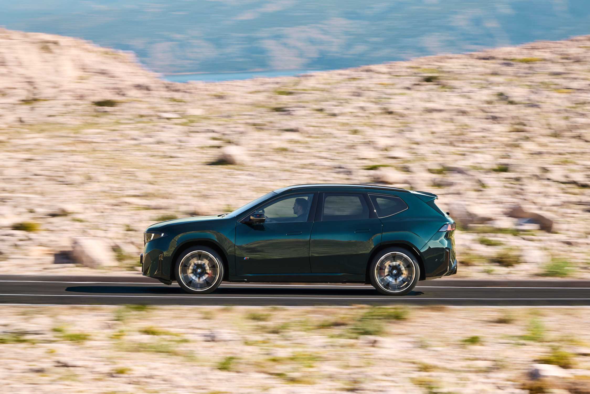 BMW 新型 iX3 M60 xDriveのサイドビュー(走行シーン)