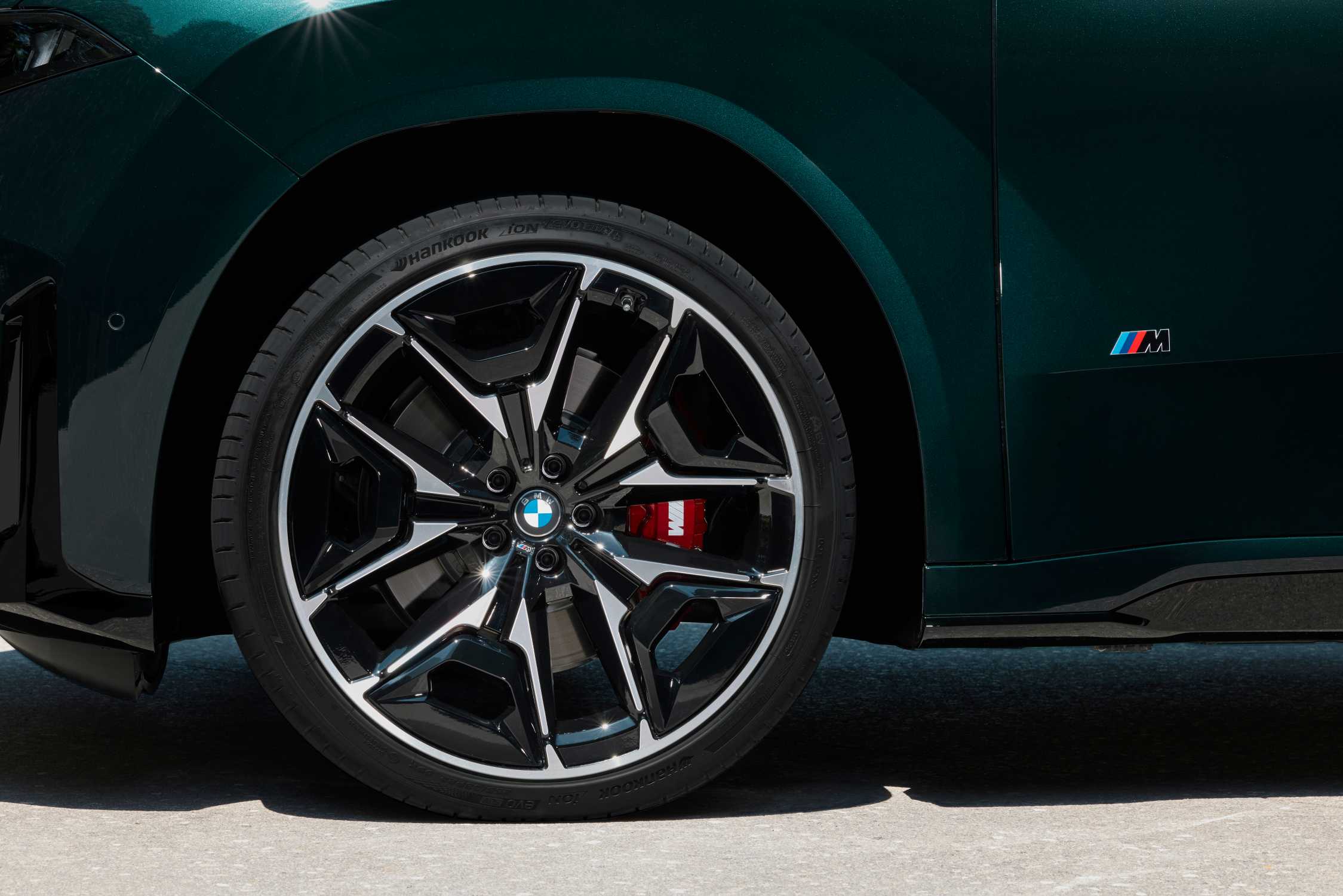 BMW 新型 iX3 M60 xDriveのMホイールとMスポーツブレーキ