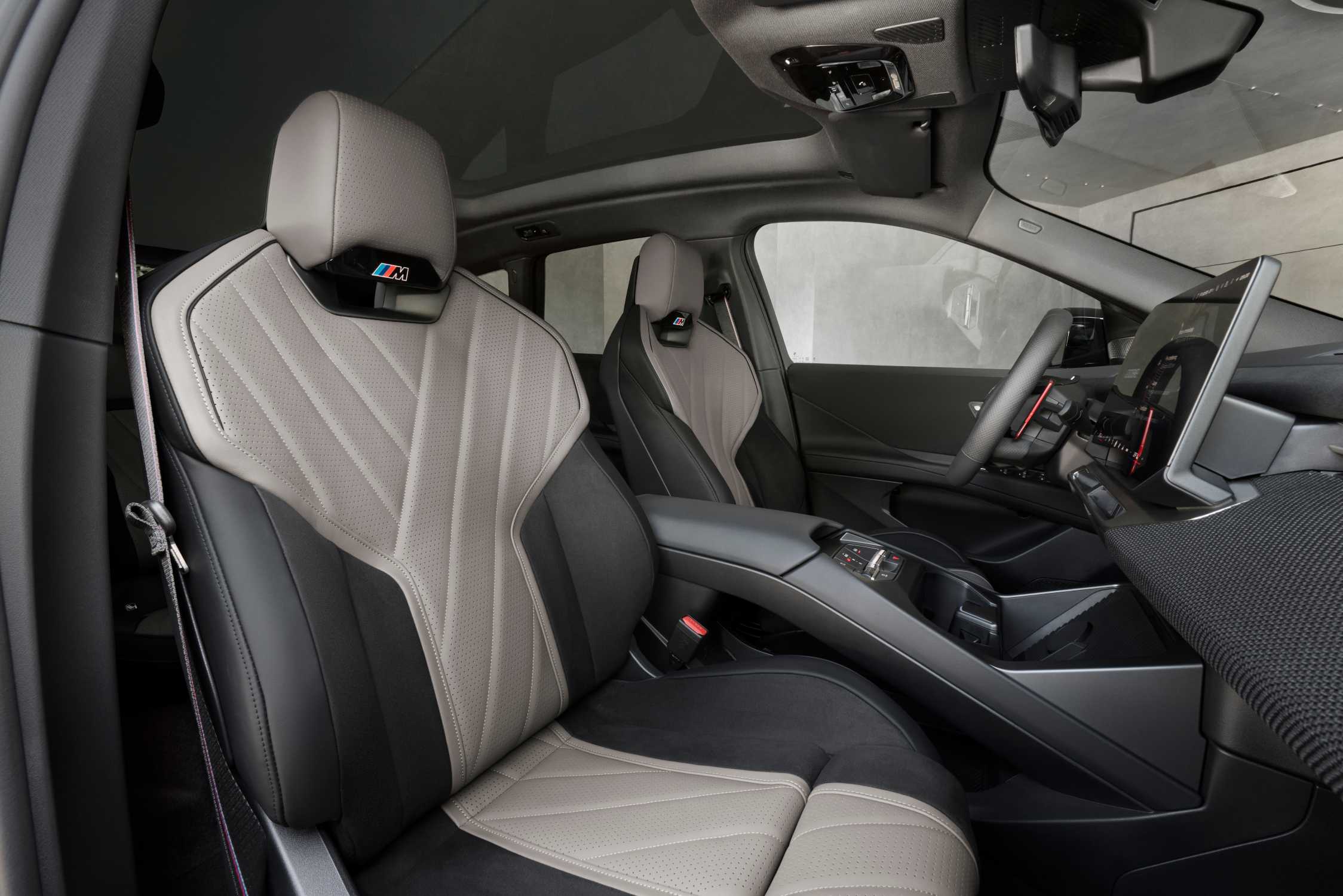 BMW 新型 iX3 M60 xDriveのMスポーツシート