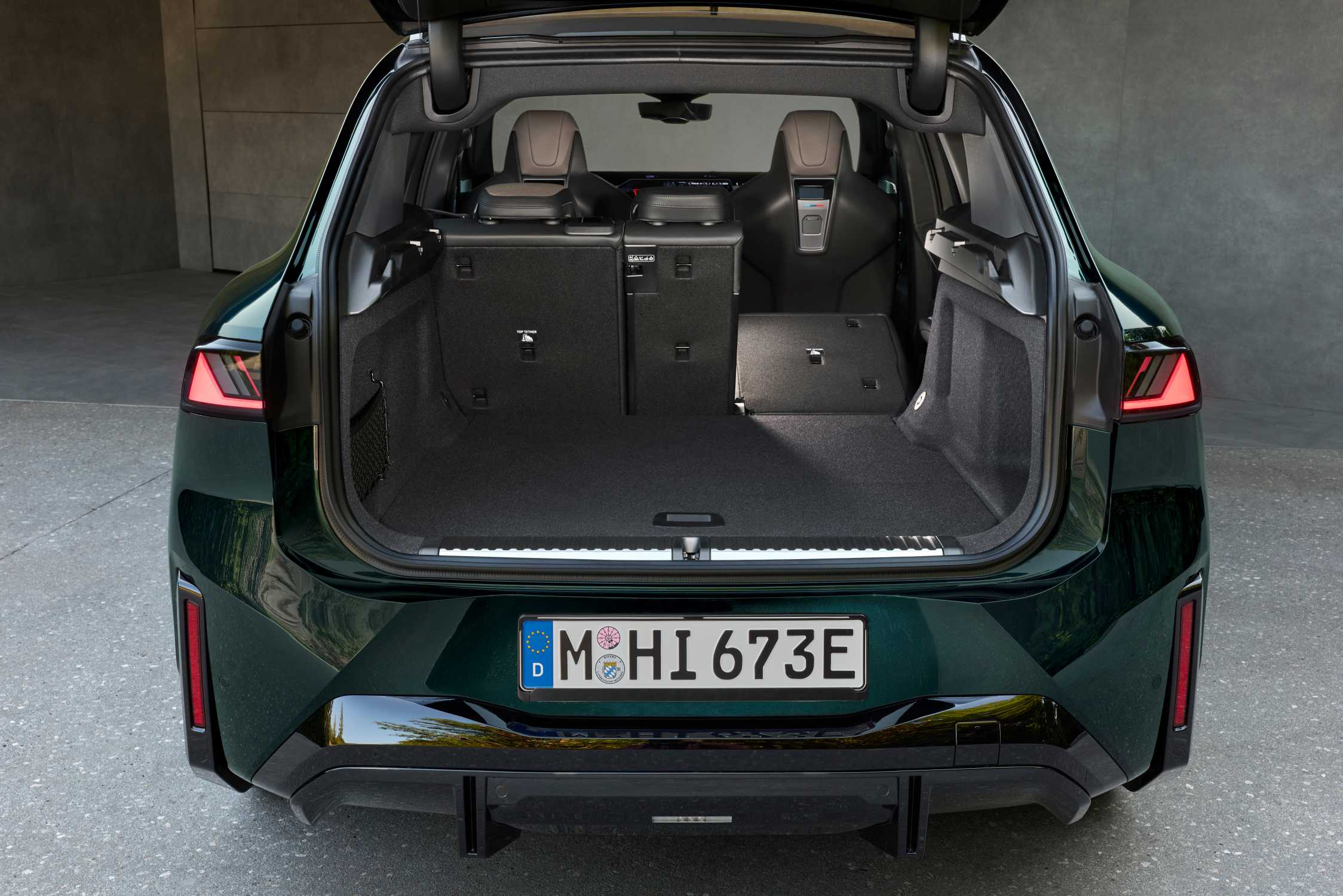 BMW 新型 iX3 M60 xDriveの荷室