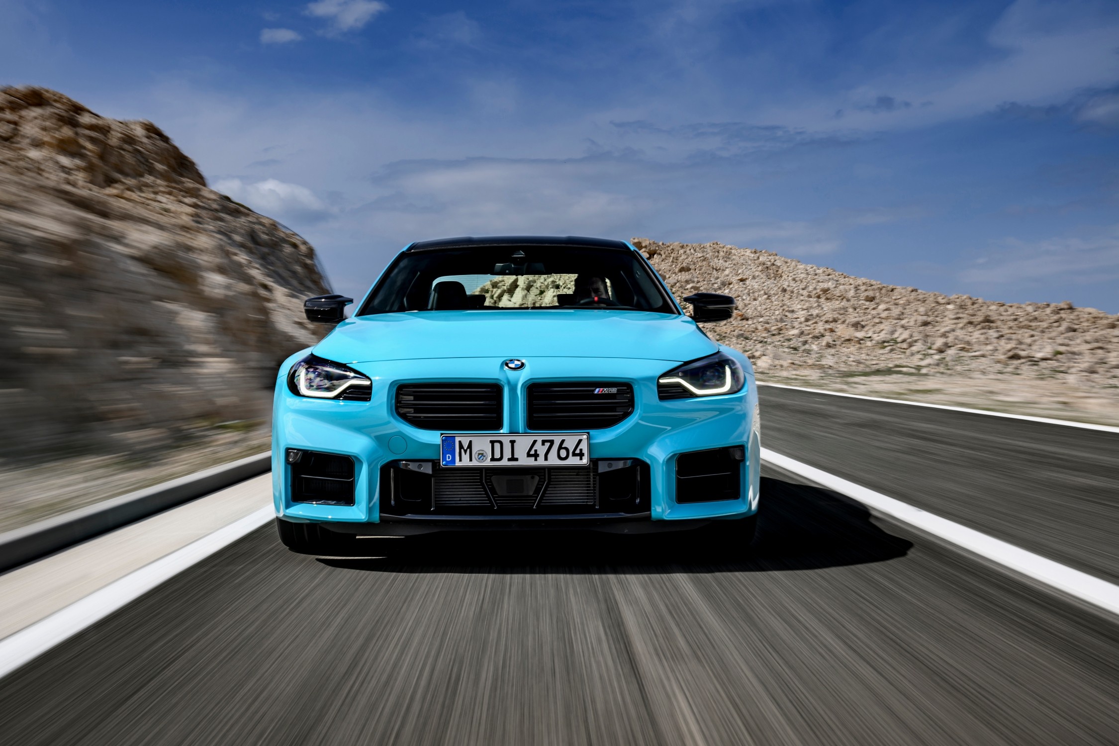 BMW M2 M xDriveの走行シーン（正面）