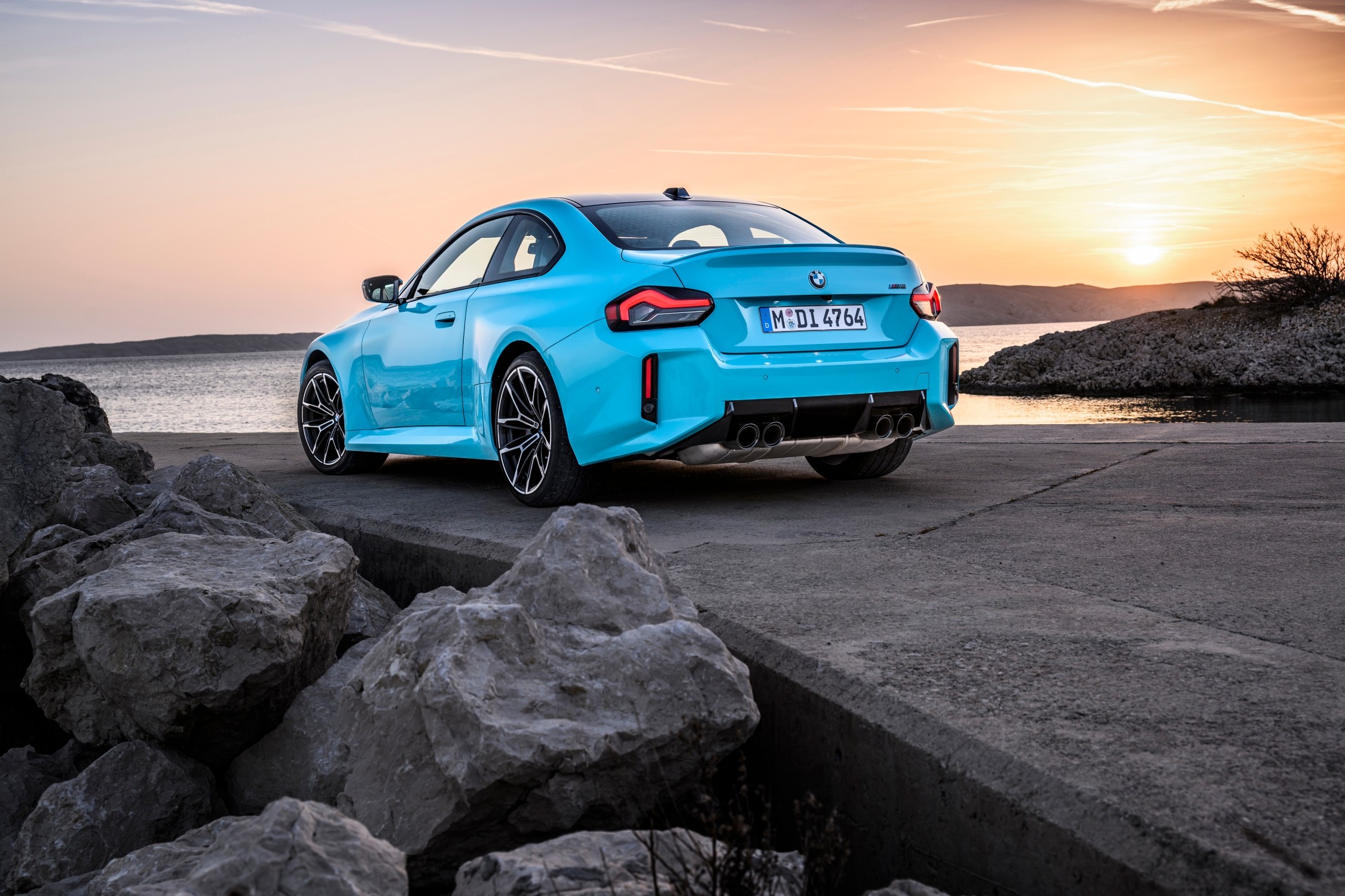 BMW M2 M xDriveの外観（夕景・リア斜め）