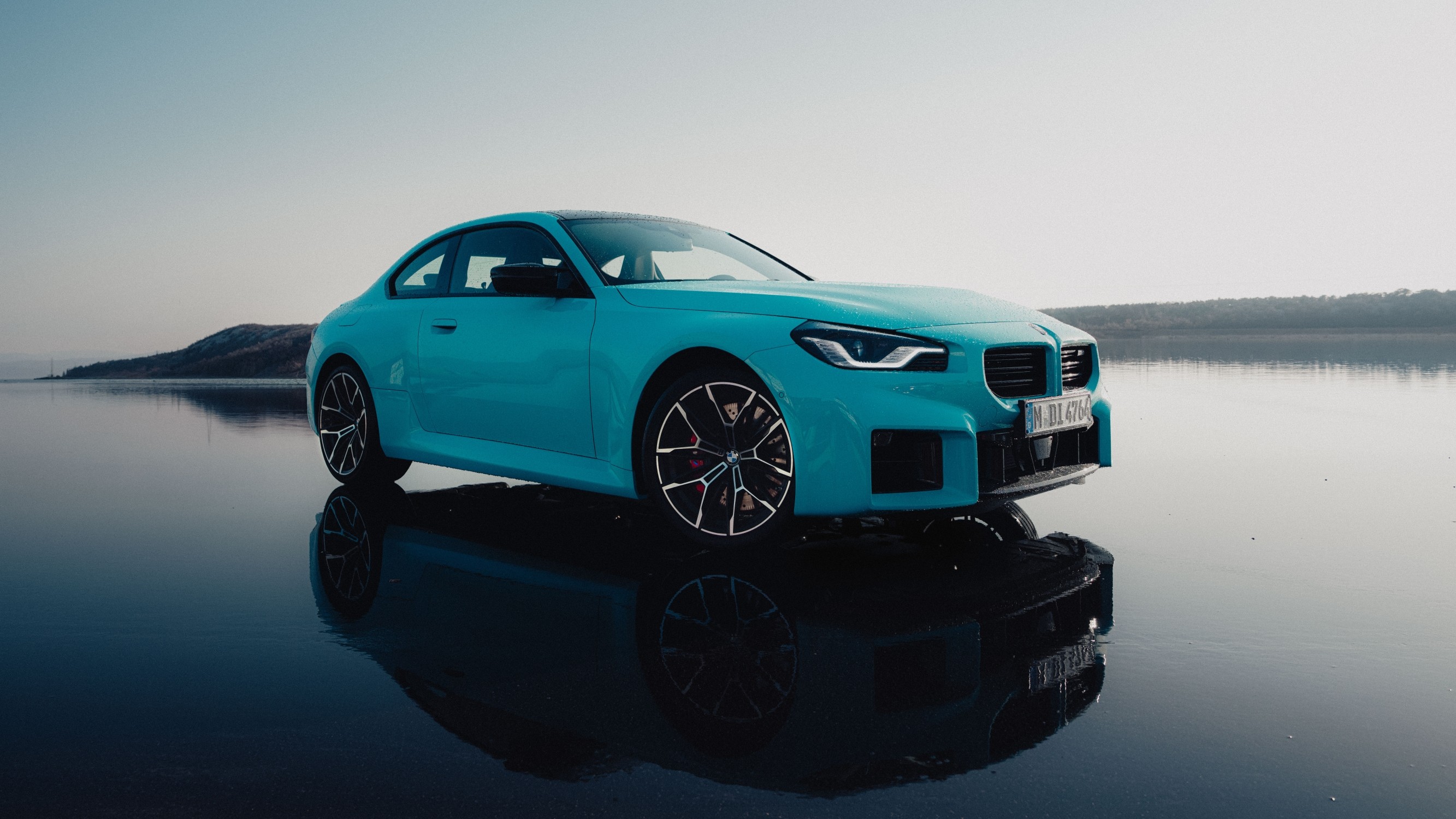 BMW M2 M xDriveの外観（水辺）