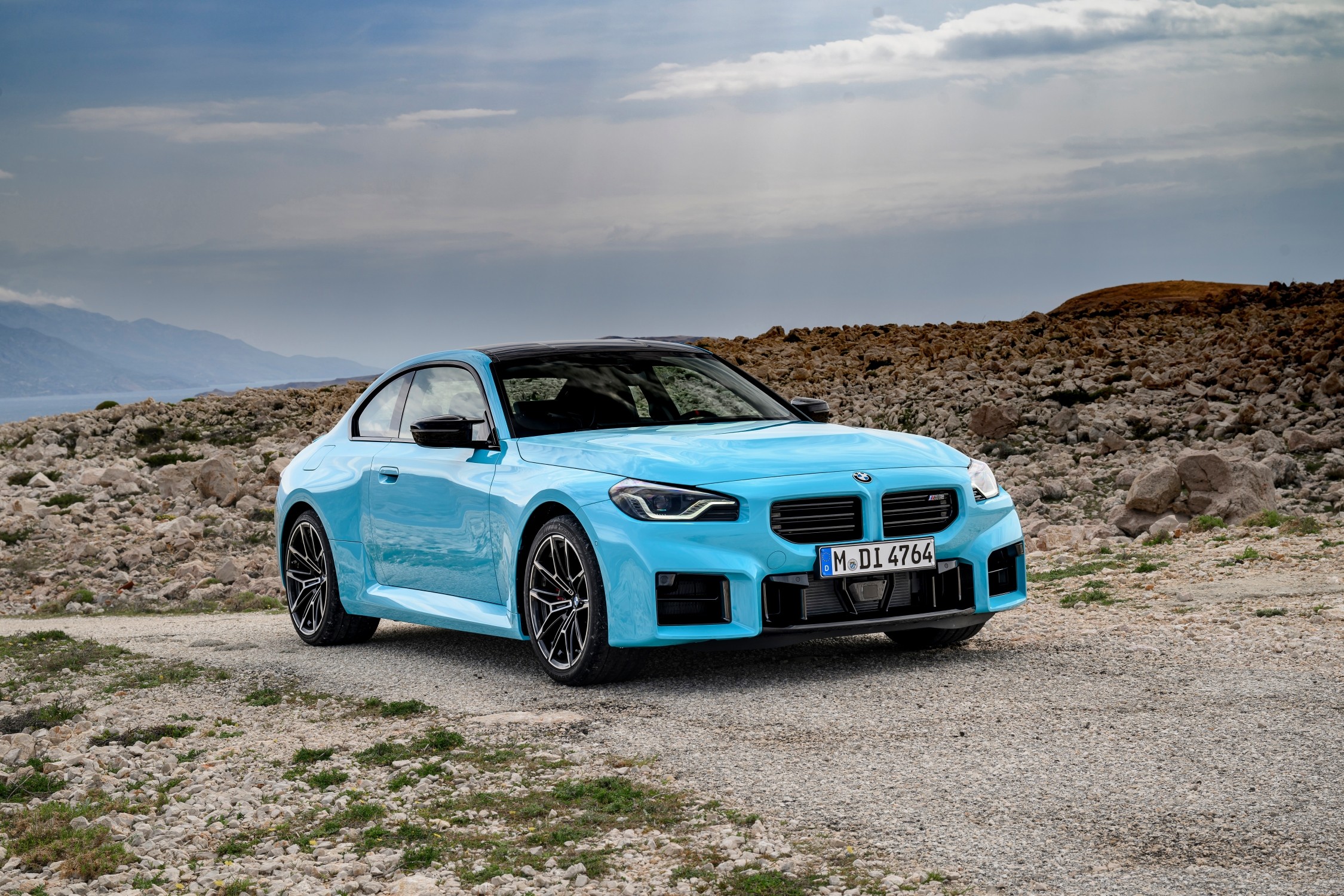 BMW M2 M xDriveの外観（荒野・フロント斜め）