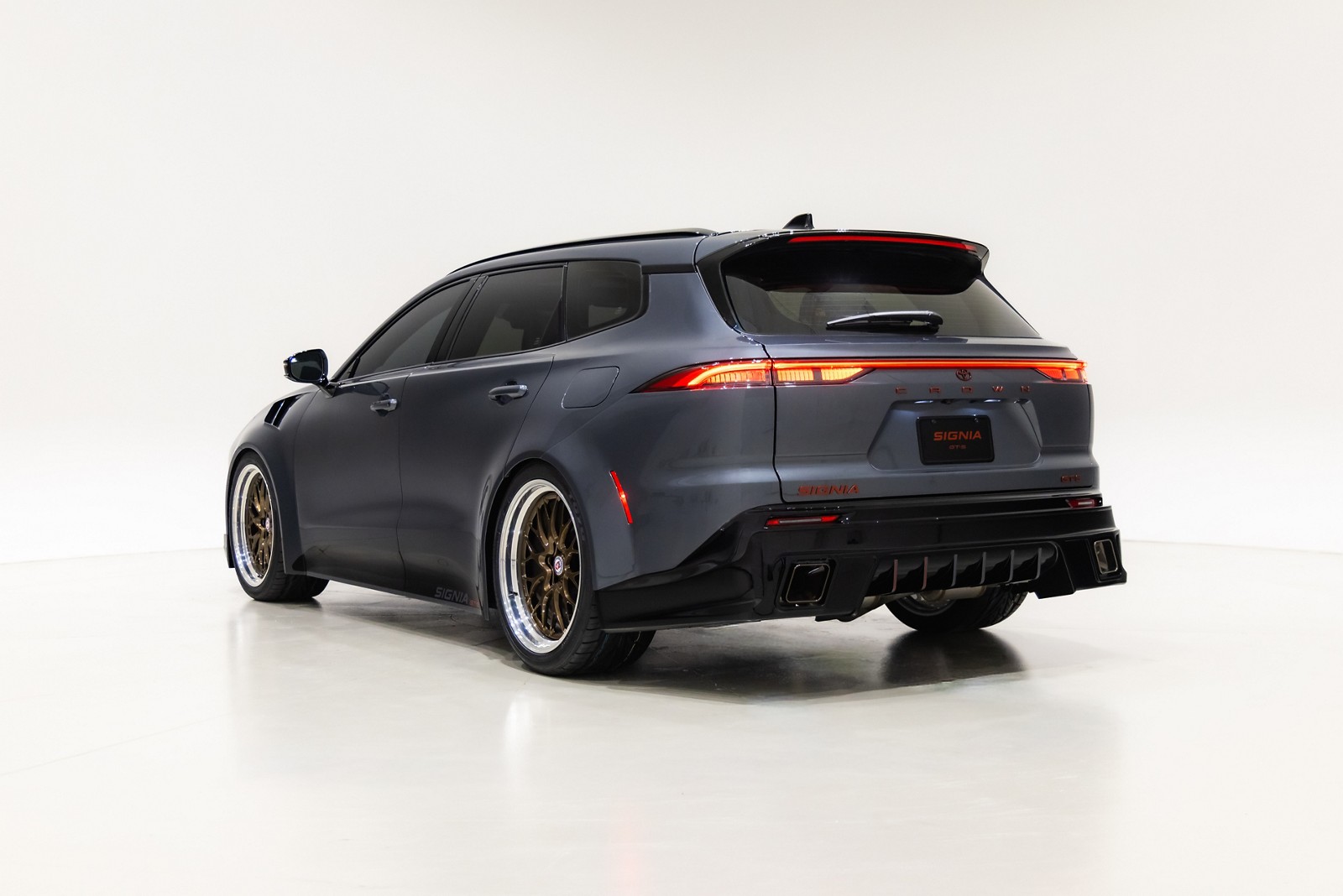 トヨタ クラウンシグニア GT-S コンセプトのリヤ斜め