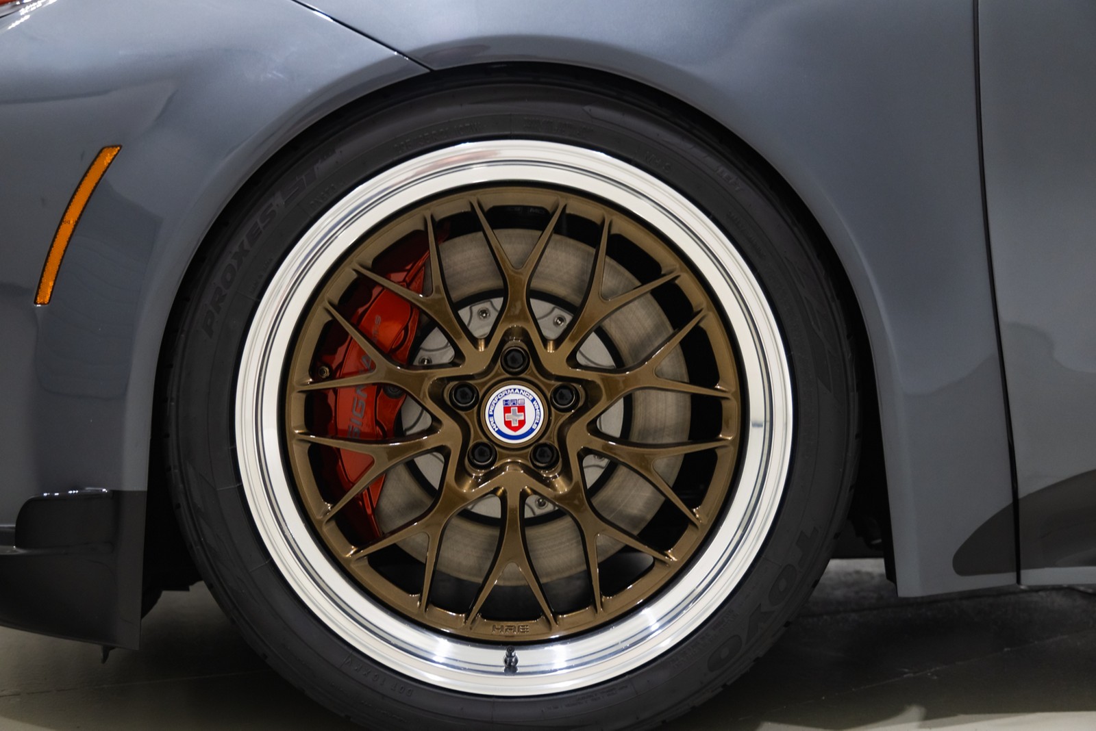 トヨタ クラウンシグニア GT-S コンセプトの21インチホイールと赤いブレーキキャリパー