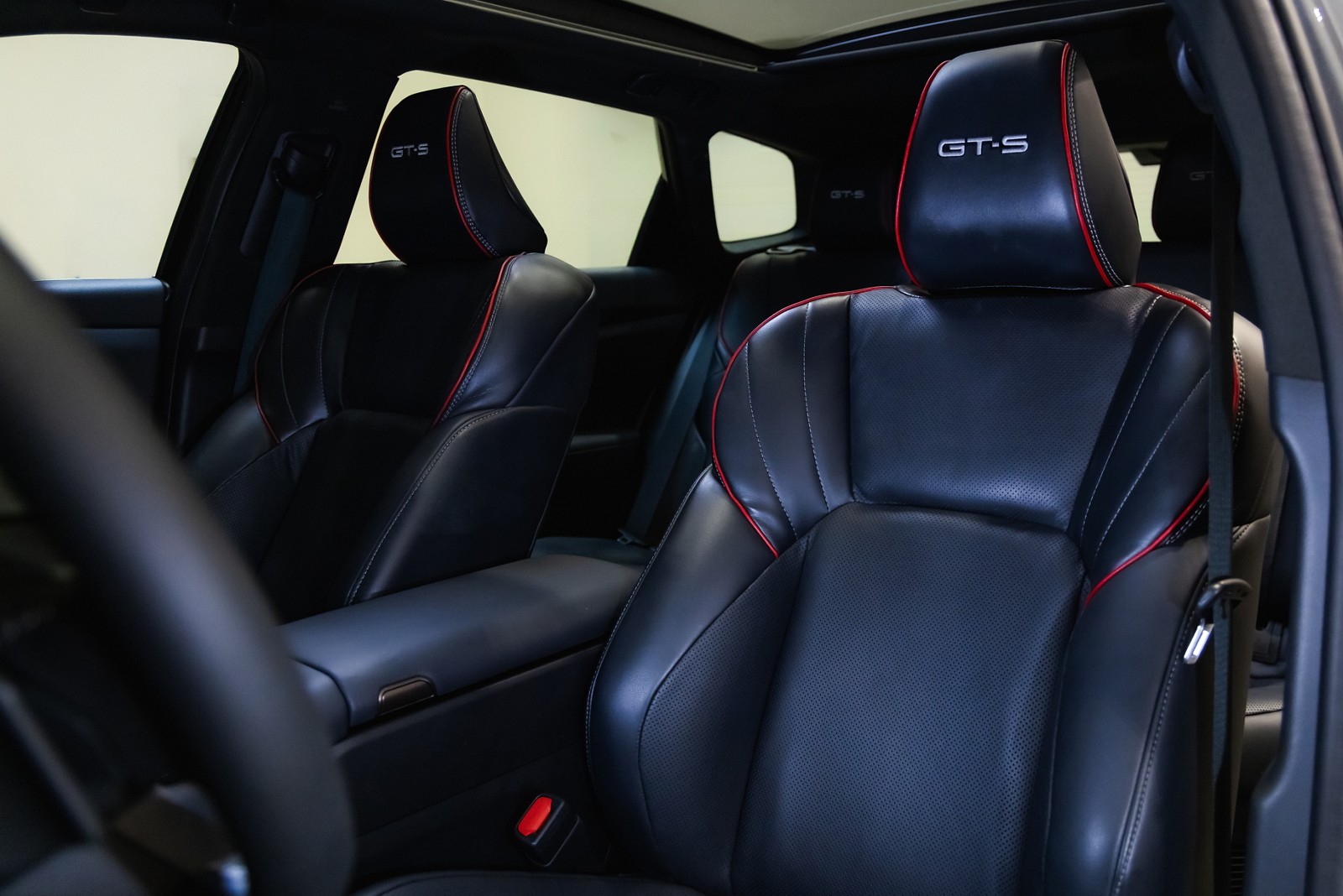 トヨタ クラウンシグニア GT-S コンセプトの赤いパイピング入りフロントシート