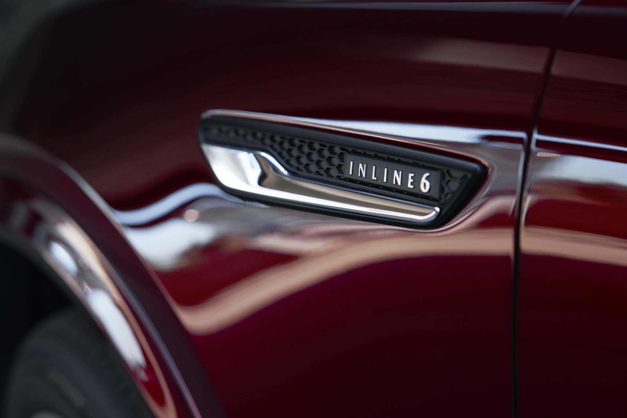 マツダ CX-90のフロントフェンダーのINLINE 6バッジ
