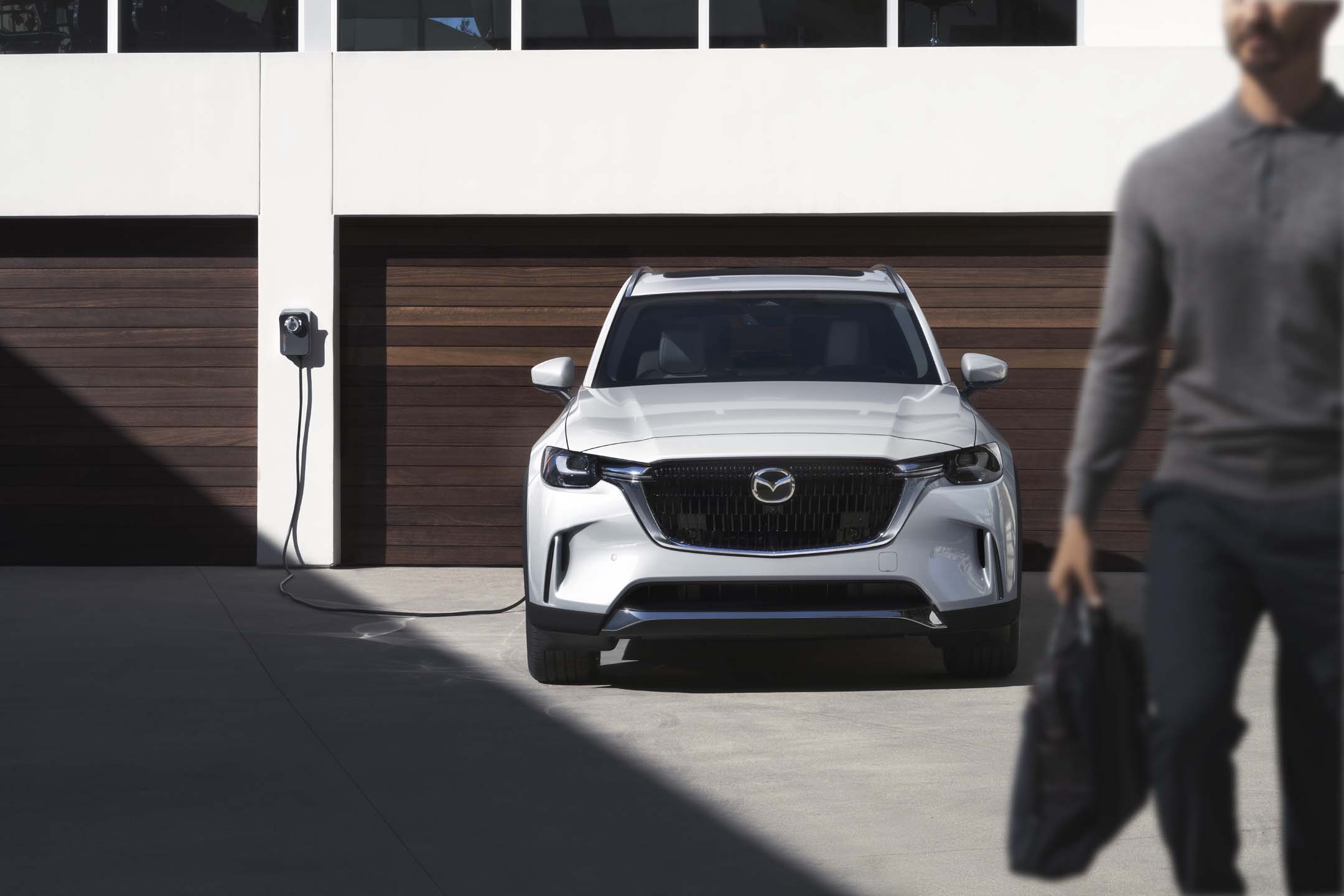 マツダ CX-90 PHEVの充電シーン(米国仕様)