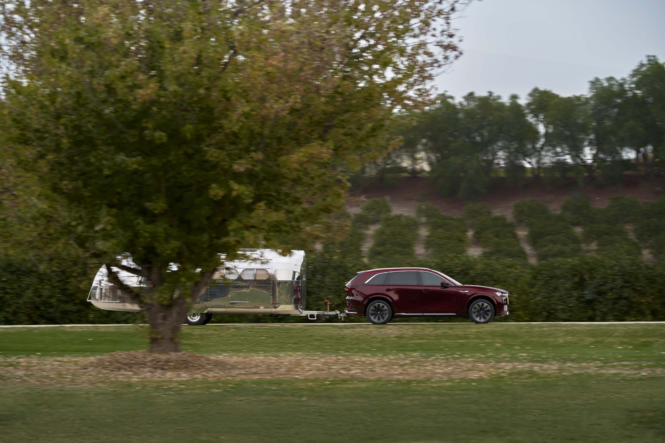 マツダ CX-90がトレーラーをけん引する様子(米国仕様)
