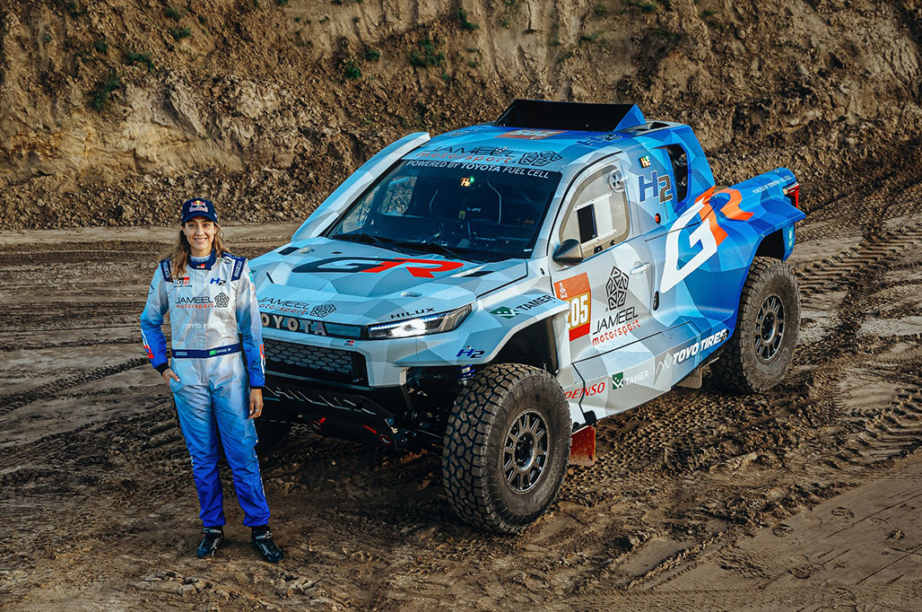 トヨタ DKR GR FC Hilux とドライバーのダニア・アキール選手