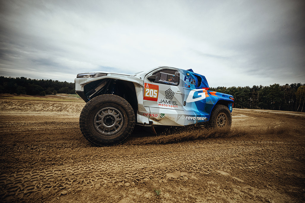 トヨタ DKR GR FC Hilux のテスト走行(フロント)