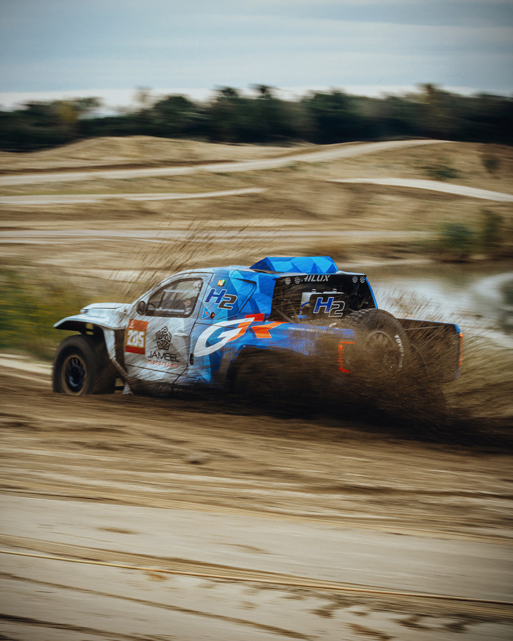 トヨタ DKR GR FC Hilux の走行シーン(サイド)