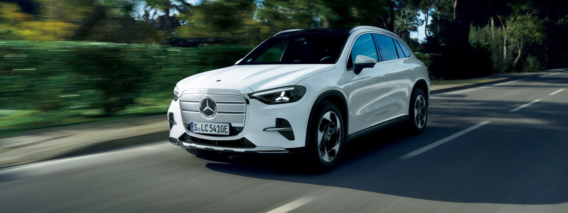 メルセデス・ベンツ 新型 GLC 250 electricのフロント(走行シーン)