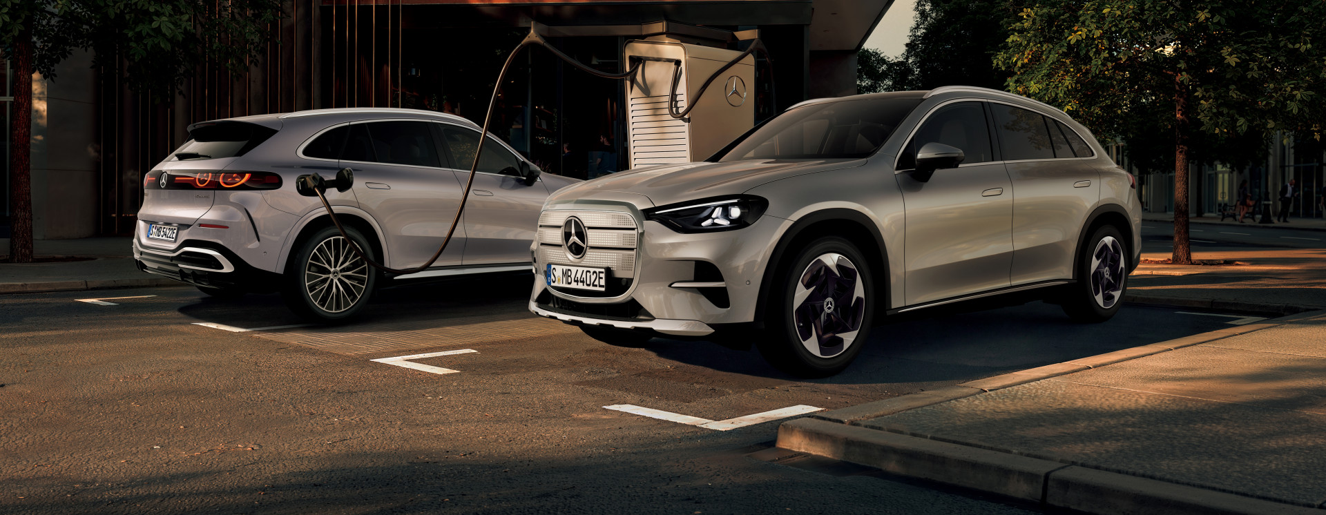 メルセデス・ベンツ 新型 electric GLCの充電シーン